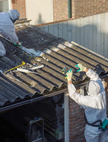 professionals_removing_asbestos_roofing